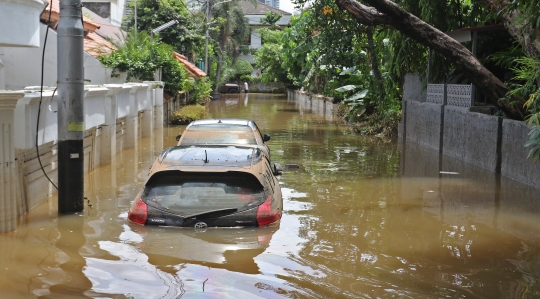 Rumah dan Mobil di Pela Mampang Pulo Masih Terendam Banjir