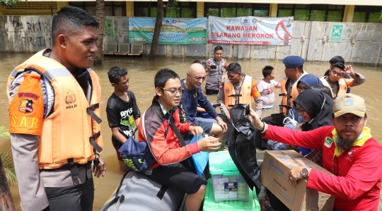Rumah dan Mobil di Pela Mampang Pulo Masih Terendam Banjir