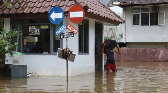 Rumah dan Mobil di Pela Mampang Pulo Masih Terendam Banjir
