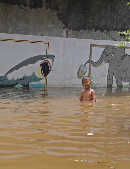 Rumah dan Mobil di Pela Mampang Pulo Masih Terendam Banjir