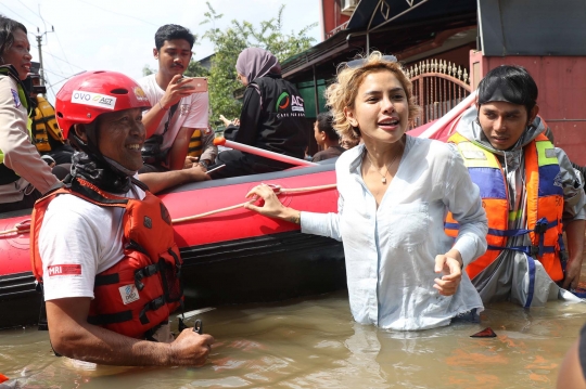 Gaya Nikita Mirzani Terjang Banjir di Ciledug Indah