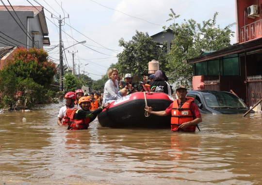 Gaya Nikita Mirzani Terjang Banjir di Ciledug Indah