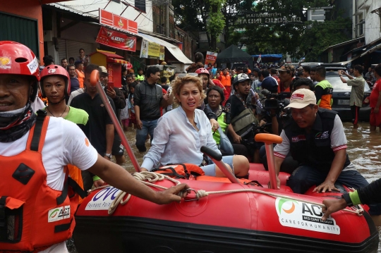 Gaya Nikita Mirzani Terjang Banjir di Ciledug Indah