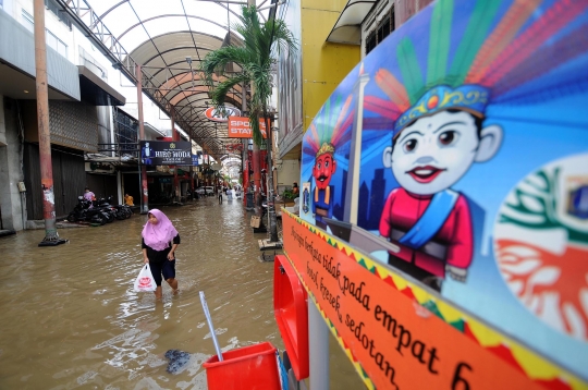 Masih Tergenang Banjir, Pasar Baru Sepi Pembeli