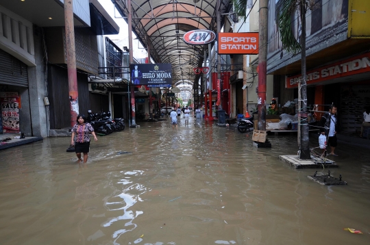 Masih Tergenang Banjir, Pasar Baru Sepi Pembeli