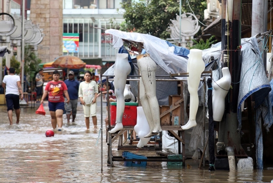 Masih Tergenang Banjir, Pasar Baru Sepi Pembeli