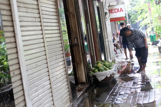 Masih Tergenang Banjir, Pasar Baru Sepi Pembeli