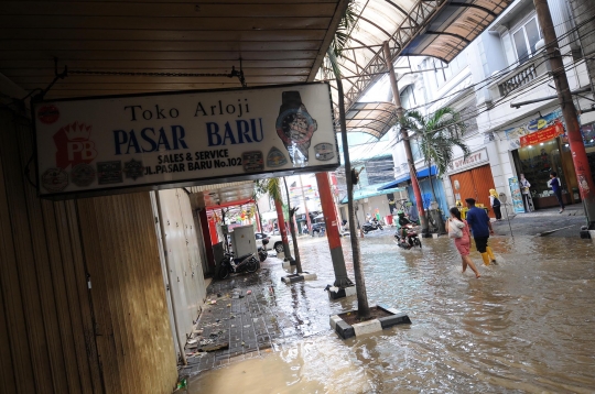 Masih Tergenang Banjir, Pasar Baru Sepi Pembeli