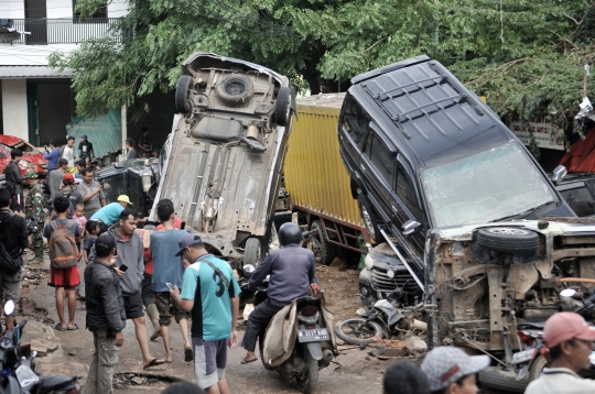 Penampakan Puluhan Mobil Terbalik dan Bertumpukan Akibat Banjir di Bekasi