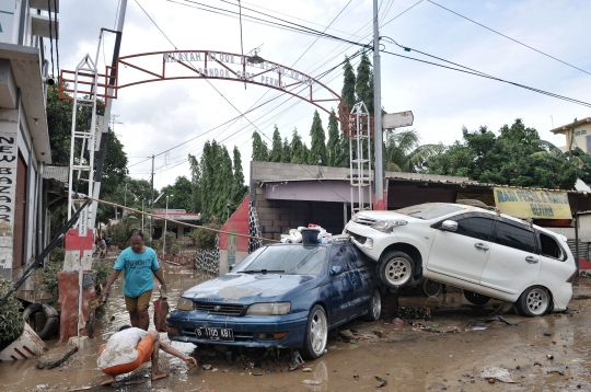 Penampakan Puluhan Mobil Terbalik dan Bertumpukan Akibat Banjir di Bekasi