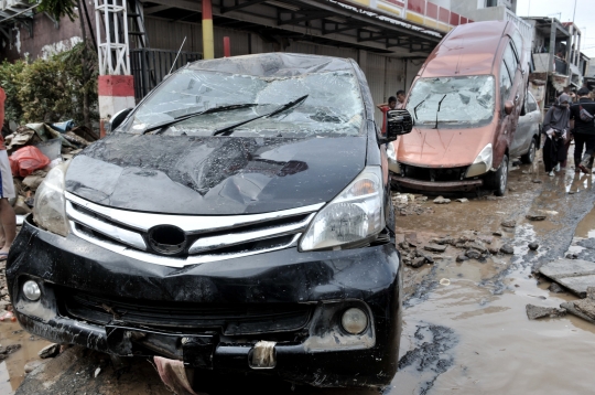 Penampakan Puluhan Mobil Terbalik dan Bertumpukan Akibat Banjir di Bekasi