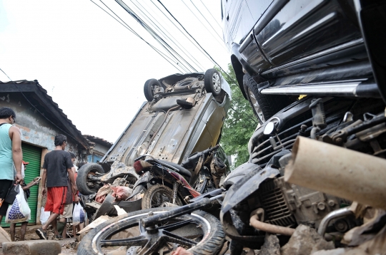 Penampakan Puluhan Mobil Terbalik dan Bertumpukan Akibat Banjir di Bekasi