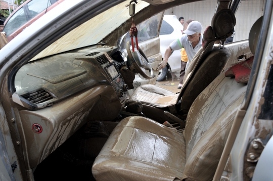 Penampakan Puluhan Mobil Terbalik dan Bertumpukan Akibat Banjir di Bekasi