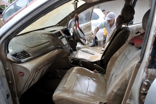 Penampakan Puluhan Mobil Terbalik dan Bertumpukan Akibat Banjir di Bekasi