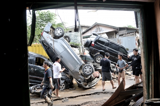 Penampakan Puluhan Mobil Terbalik dan Bertumpukan Akibat Banjir di Bekasi
