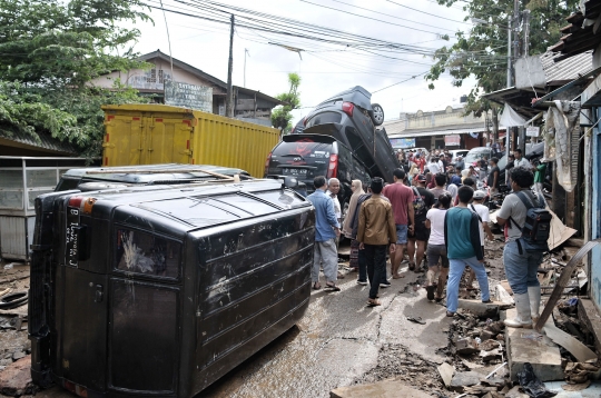 Penampakan Puluhan Mobil Terbalik dan Bertumpukan Akibat Banjir di Bekasi