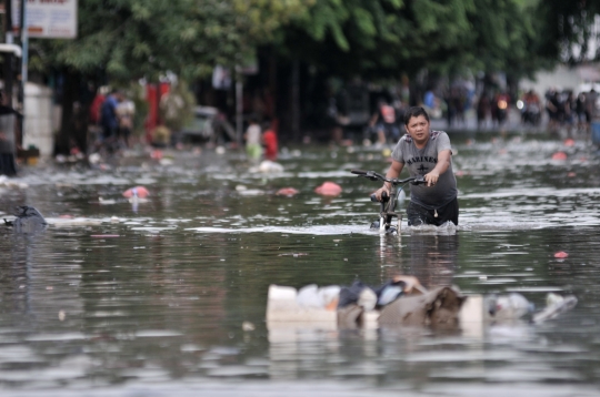 Banjir Lumpuhkan Jalan Kartini Bekasi