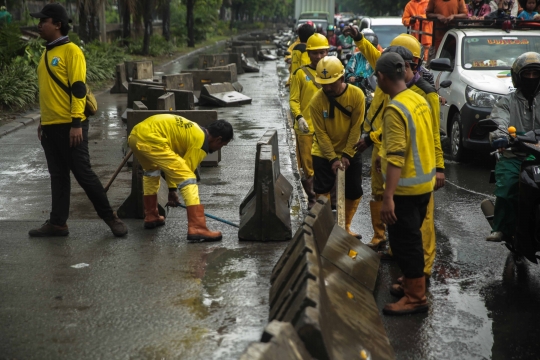 Separator Busway Berserakan Diterjang Banjir