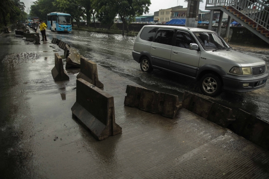 Separator Busway Berserakan Diterjang Banjir