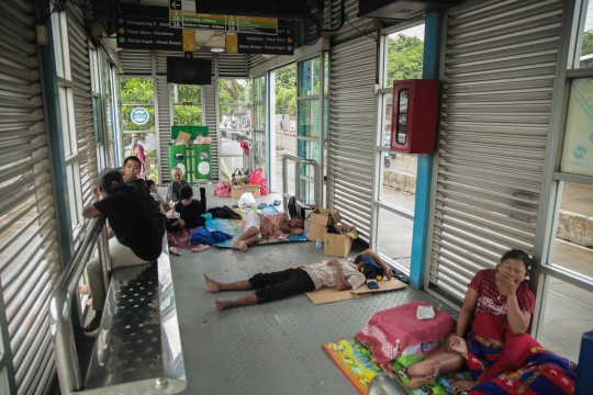 Korban Banjir Mengungsi di Halte Transjakarta