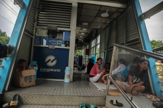 Korban Banjir Mengungsi di Halte Transjakarta