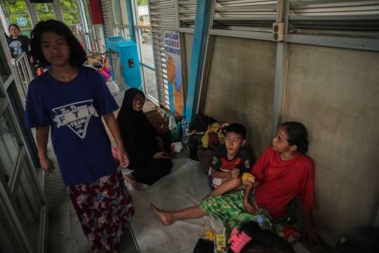 Korban Banjir Mengungsi di Halte Transjakarta