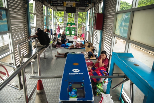 Korban Banjir Mengungsi di Halte Transjakarta