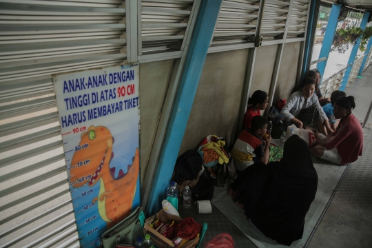 Korban Banjir Mengungsi di Halte Transjakarta