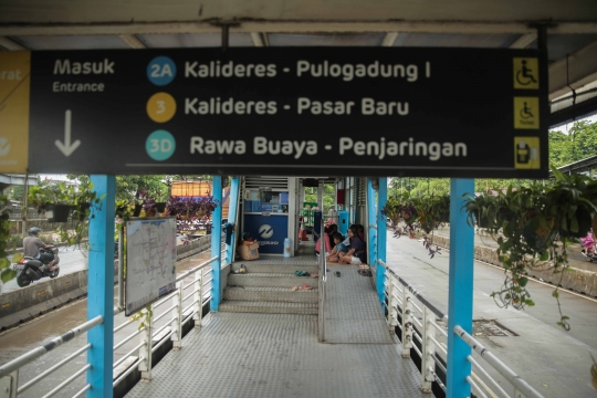 Korban Banjir Mengungsi di Halte Transjakarta
