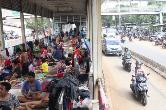 Halte Transjakarta Jembatan Baru Jadi Tempat Pengungsian