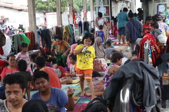 Halte Transjakarta Jembatan Baru Jadi Tempat Pengungsian