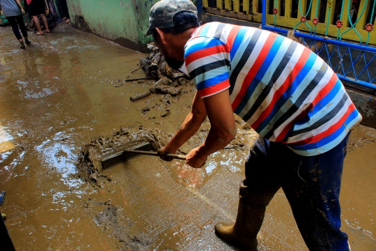 Pascabanjir, Warga Kampung Melayu Kerja Bakti Bersihkan Lumpur