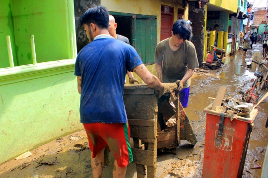 Pascabanjir, Warga Kampung Melayu Kerja Bakti Bersihkan Lumpur