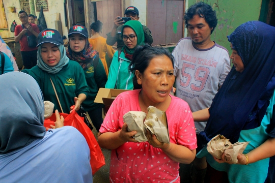 Pascabanjir, Warga Kampung Melayu Kerja Bakti Bersihkan Lumpur