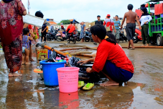 Pascabanjir, Warga Kampung Melayu Kerja Bakti Bersihkan Lumpur