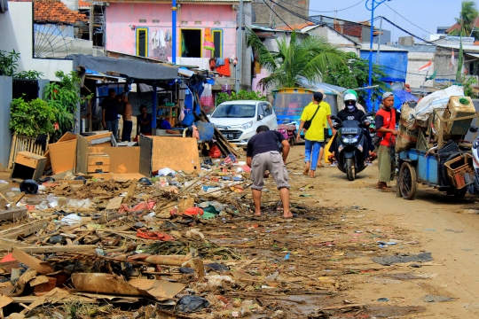 Pascabanjir, Warga Kampung Melayu Kerja Bakti Bersihkan Lumpur