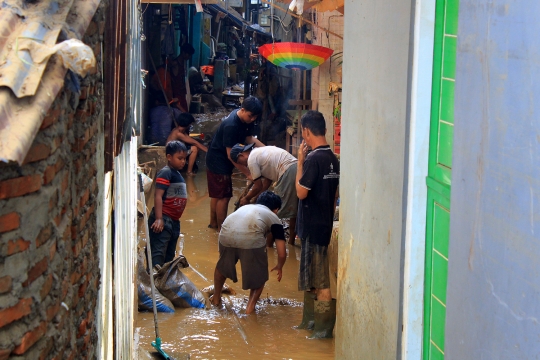 Pascabanjir, Warga Kampung Melayu Kerja Bakti Bersihkan Lumpur