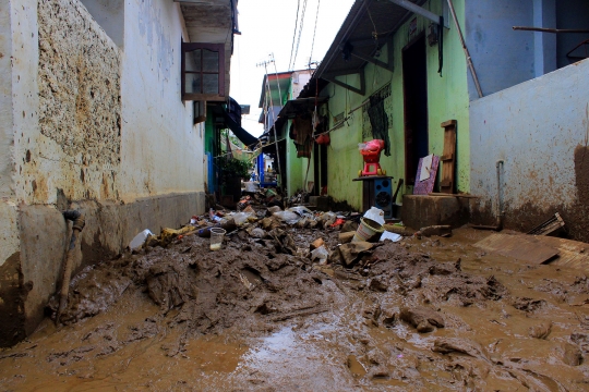 Pascabanjir, Warga Kampung Melayu Kerja Bakti Bersihkan Lumpur