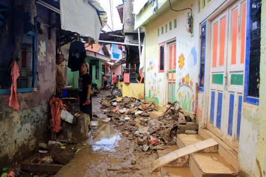 Pascabanjir, Warga Kampung Melayu Kerja Bakti Bersihkan Lumpur