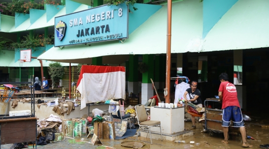 Bersih-Bersih SMA Negeri 8 Jakarta Seusai Terendam Banjir