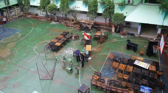 Bersih-Bersih SMA Negeri 8 Jakarta Seusai Terendam Banjir