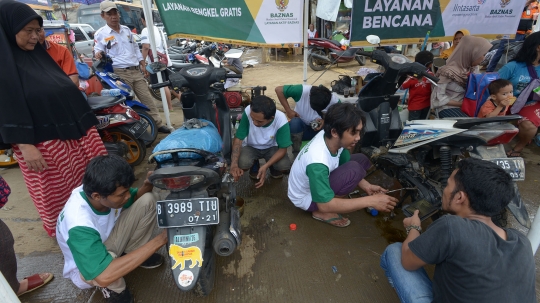 Korban Banjir Serbu Layanan Bengkel Gratis