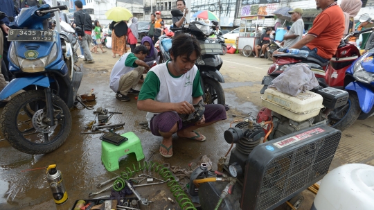 Korban Banjir Serbu Layanan Bengkel Gratis