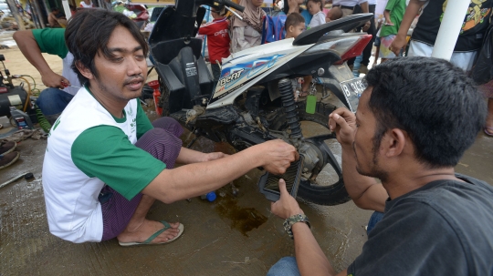 Korban Banjir Serbu Layanan Bengkel Gratis