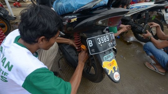 Korban Banjir Serbu Layanan Bengkel Gratis