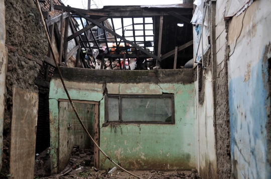 Porak-Poranda Rumah Warga di Rawajati Akibat Banjir