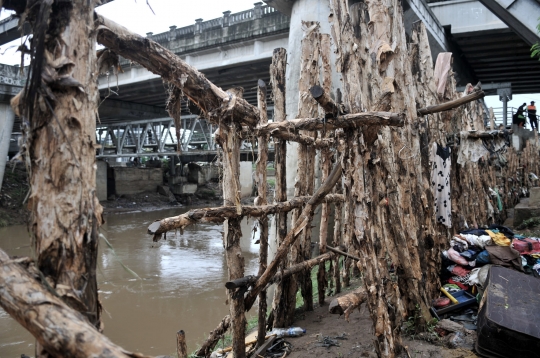 Sampah Tersangkut di Tanggul Kayu Rawajati