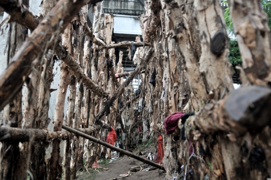 Sampah Tersangkut di Tanggul Kayu Rawajati