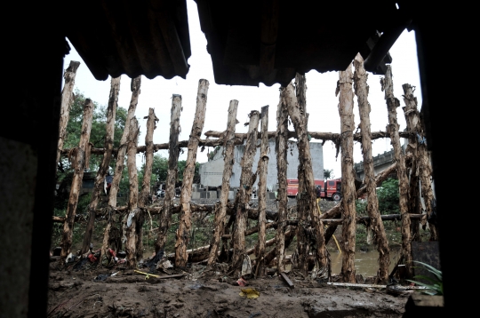 Sampah Tersangkut di Tanggul Kayu Rawajati