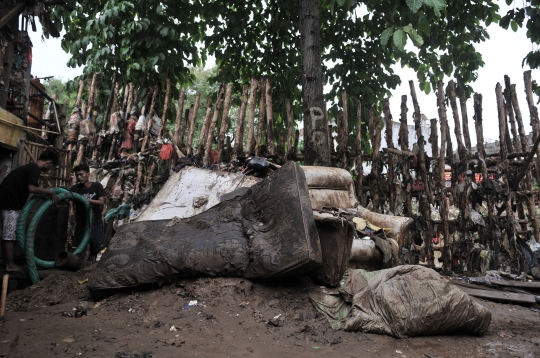 Sampah Tersangkut di Tanggul Kayu Rawajati